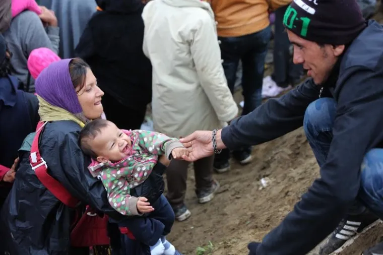 Srpski autobusi dovoze veliki broj izbjeglica na granicu s Hrvatskom
