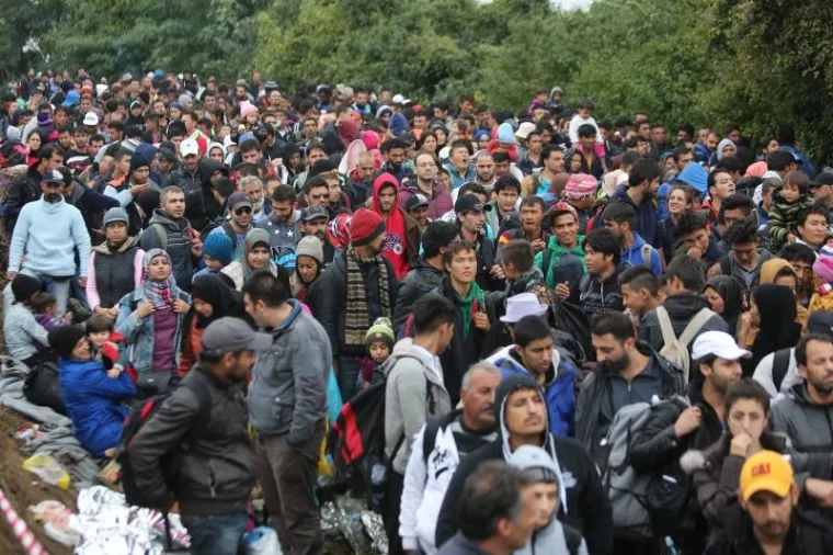 Srpski autobusi dovoze veliki broj izbjeglica na granicu s Hrvatskom