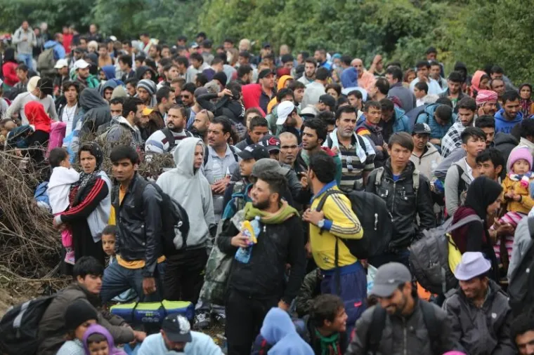 Srpski autobusi dovoze veliki broj izbjeglica na granicu s Hrvatskom