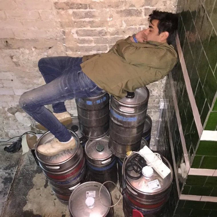 Zaposlenici jednog bara u Tel Avivu odlučili su slikati svojeg &scaron;efa kada god pijan zaspe na poslu. Slike su podijelili na internetu, no ljudima su slike jako brzo postale tužne jer izgleda da je riječ o te&scaron;kom alkoholičaru, kojeg kolege ismijavaju. &Scaron;to vi mislite, urnebesno ili tragično? Možda oboje?