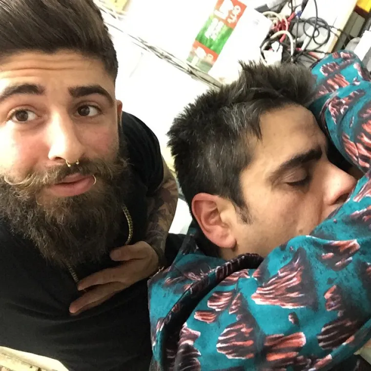 Njihov &scaron;ef je te&scaron;ki alkoholičar koji spava na poslu, a oni misle da je to urnebesno i ismijavaju ga