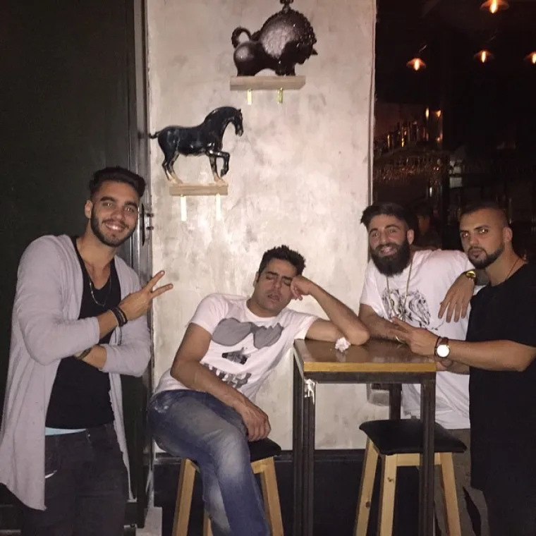 Njihov &scaron;ef je te&scaron;ki alkoholičar koji spava na poslu, a oni misle da je to urnebesno i ismijavaju ga