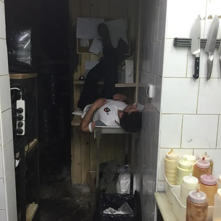 Njihov &scaron;ef je te&scaron;ki alkoholičar koji spava na poslu, a oni misle da je to urnebesno i ismijavaju ga