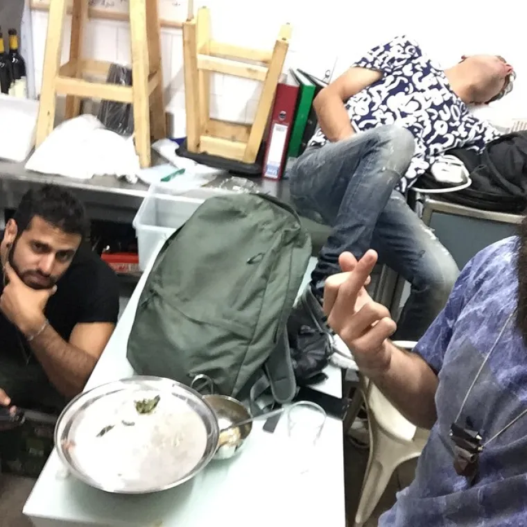 Njihov &scaron;ef je te&scaron;ki alkoholičar koji spava na poslu, a oni misle da je to urnebesno i ismijavaju ga