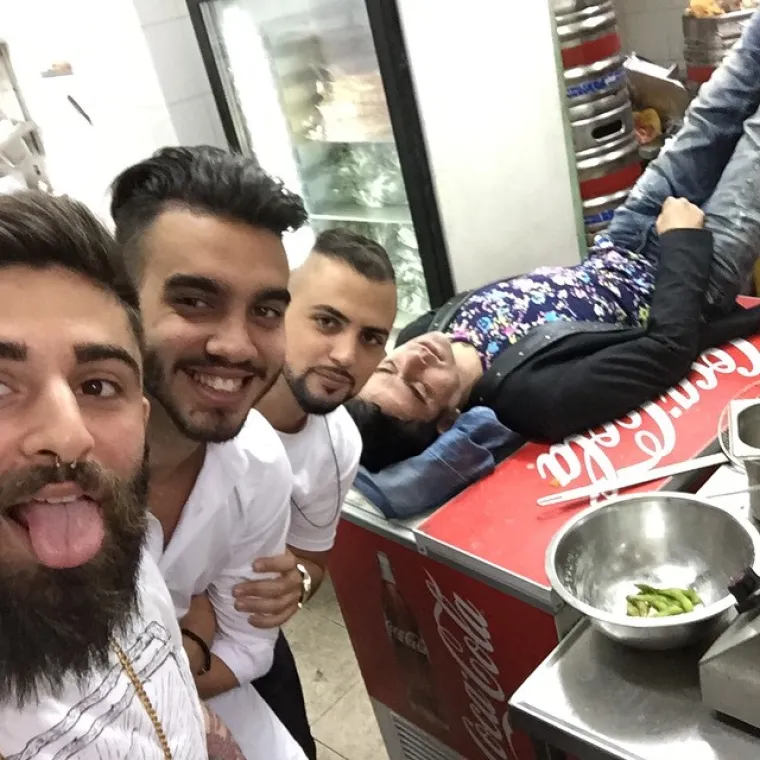 Njihov &scaron;ef je te&scaron;ki alkoholičar koji spava na poslu, a oni misle da je to urnebesno i ismijavaju ga