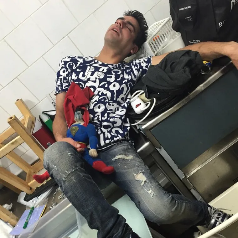 Njihov &scaron;ef je te&scaron;ki alkoholičar koji spava na poslu, a oni misle da je to urnebesno i ismijavaju ga