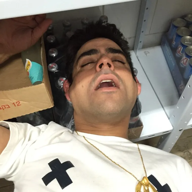 Njihov &scaron;ef je te&scaron;ki alkoholičar koji spava na poslu, a oni misle da je to urnebesno i ismijavaju ga