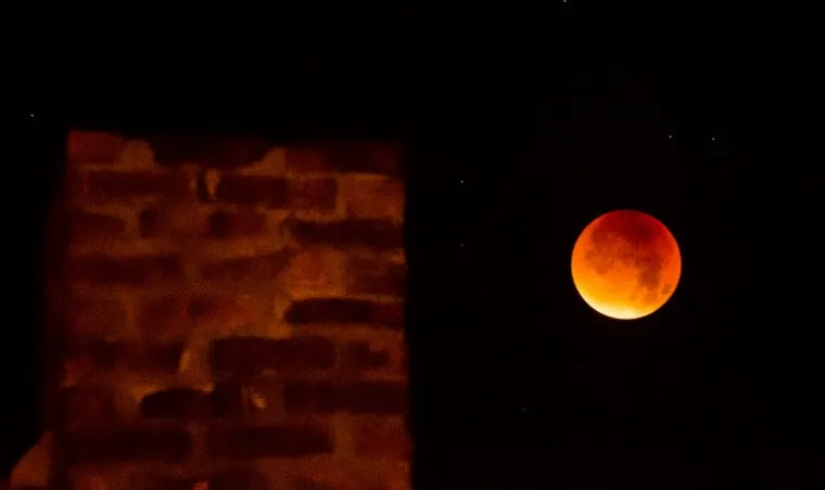 Supermjesec izlazi iznad Francuske. Supermjesec je naziv za pojavu punog mjeseca u trenutku kada je Zemljin satelit u najbliže našem planetu.