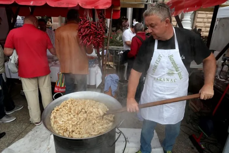 U Zagrebu, na Jelačićevom trgu, otvoreni su 2. dani Slavonije u Zagrebu, Zagrepčani su mogli vidjeti kako izgleda slavonska svadba, a uz ponudu slavonskih proizvoda i delicija mogli su kušati i tek otopljene čvarke.