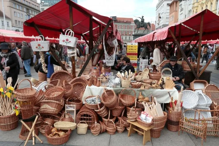 U Zagrebu, na Jelačićevom trgu, otvoreni su 2. dani Slavonije u Zagrebu, Zagrepčani su mogli vidjeti kako izgleda slavonska svadba, a uz ponudu slavonskih proizvoda i delicija mogli su kušati i tek otopljene čvarke.