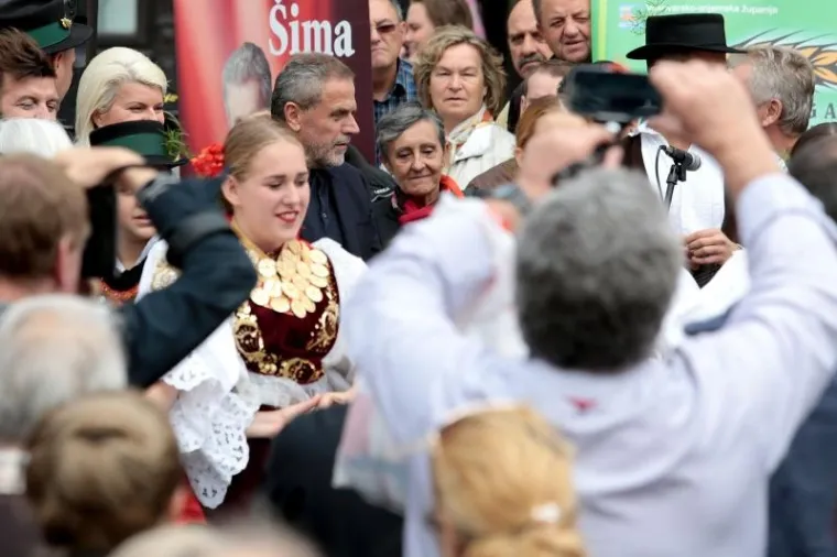 U Zagrebu, na Jelačićevom trgu, otvoreni su 2. dani Slavonije u Zagrebu, Zagrepčani su mogli vidjeti kako izgleda slavonska svadba, a uz ponudu slavonskih proizvoda i delicija mogli su kušati i tek otopljene čvarke.