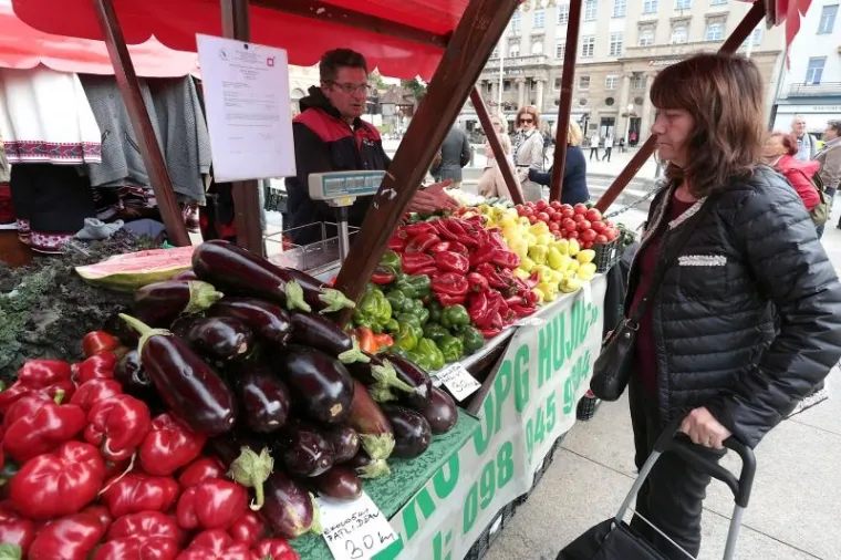 U Zagrebu, na Jelačićevom trgu, otvoreni su 2. dani Slavonije u Zagrebu, Zagrepčani su mogli vidjeti kako izgleda slavonska svadba, a uz ponudu slavonskih proizvoda i delicija mogli su kušati i tek otopljene čvarke.
