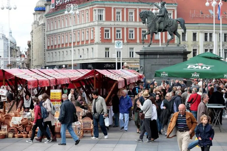U Zagrebu, na Jelačićevom trgu, otvoreni su 2. dani Slavonije u Zagrebu, Zagrepčani su mogli vidjeti kako izgleda slavonska svadba, a uz ponudu slavonskih proizvoda i delicija mogli su kušati i tek otopljene čvarke.