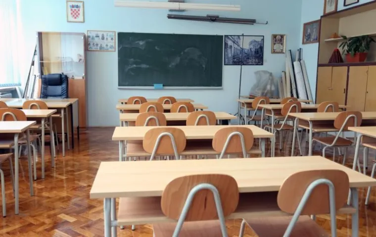 DO DALJNJEGA: Školske klupe ostaju prazne