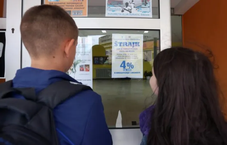 DO DALJNJEGA: Školske klupe ostaju prazne
