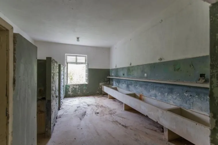 Derutne zgrade i hangari bivše vojarne na Prevlaci čiste se i uređuju kako bi bile spremne za eventualni prihvat izbjeglica, krenu li oni tzv. južnom rutom.