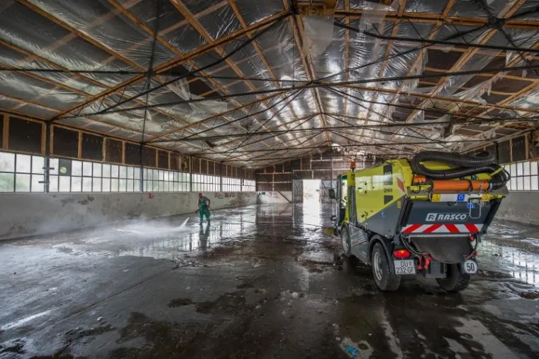 Derutne zgrade i hangari bivše vojarne na Prevlaci čiste se i uređuju kako bi bile spremne za eventualni prihvat izbjeglica, krenu li oni tzv. južnom rutom.
