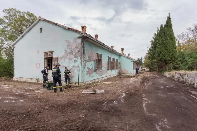 Derutne zgrade i hangari bivše vojarne na Prevlaci čiste se i uređuju kako bi bile spremne za eventualni prihvat izbjeglica, krenu li oni tzv. južnom rutom.