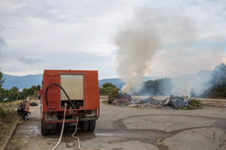 Derutne zgrade i hangari bivše vojarne na Prevlaci čiste se i uređuju kako bi bile spremne za eventualni prihvat izbjeglica, krenu li oni tzv. južnom rutom.