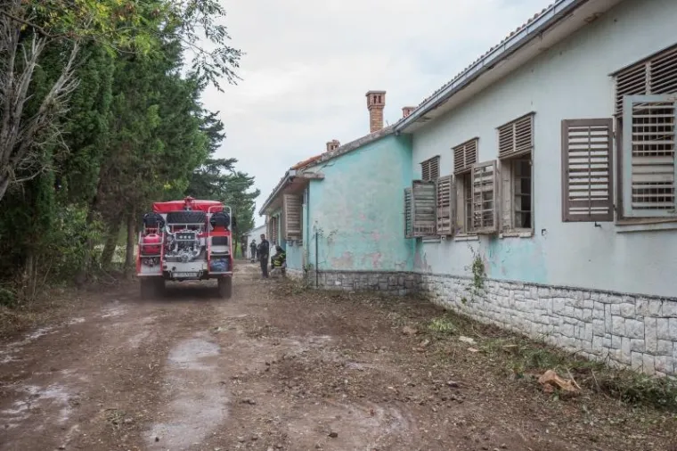 Derutne zgrade i hangari bivše vojarne na Prevlaci čiste se i uređuju kako bi bile spremne za eventualni prihvat izbjeglica, krenu li oni tzv. južnom rutom.