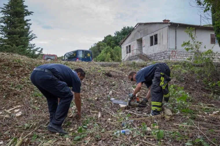 Derutne zgrade i hangari bivše vojarne na Prevlaci čiste se i uređuju kako bi bile spremne za eventualni prihvat izbjeglica, krenu li oni tzv. južnom rutom.
