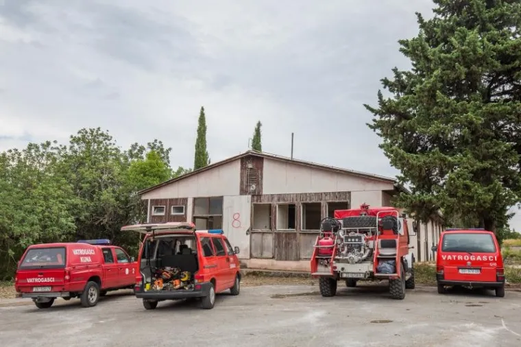 Derutne zgrade i hangari bivše vojarne na Prevlaci čiste se i uređuju kako bi bile spremne za eventualni prihvat izbjeglica, krenu li oni tzv. južnom rutom.