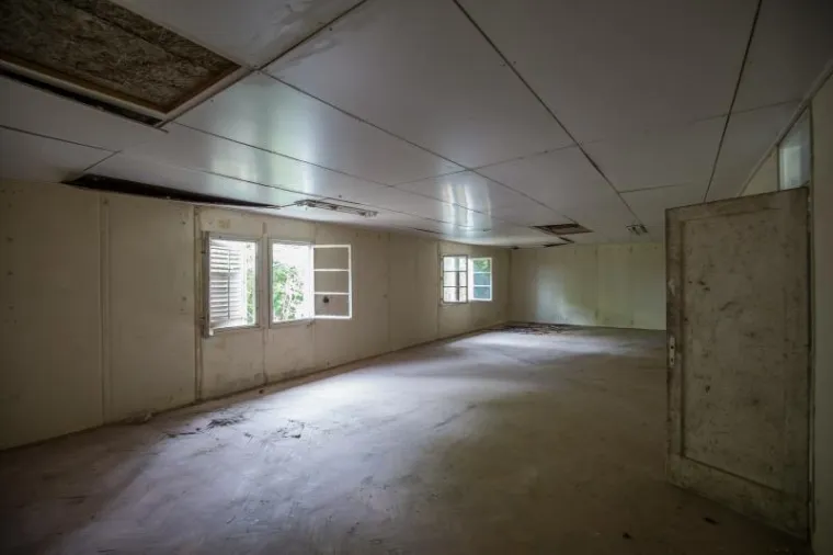 UBRZANO UREĐIVANJE NA PREVLACI: Derutna vojarna priprema se za prihvat izbjeglica