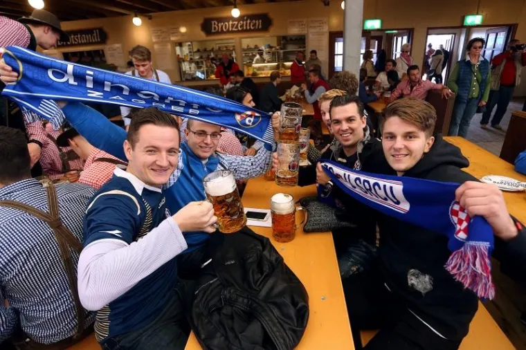 Dinamovi navijači u M&uuml;nchenu uoči utakmice protiv Bayerna u 2. kolu Lige prvaka