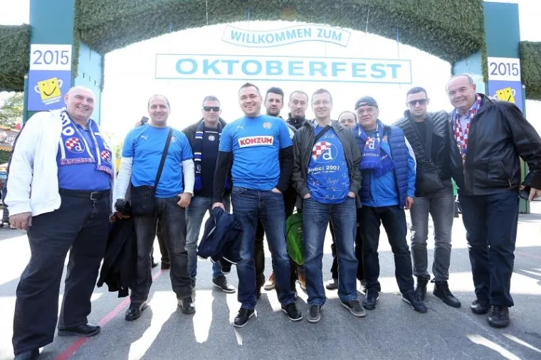 Dinamovi navijači u M&uuml;nchenu uoči utakmice protiv Bayerna u 2. kolu Lige prvaka