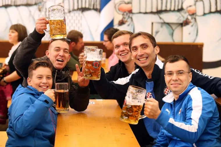 Dinamovi navijači u M&uuml;nchenu uoči utakmice protiv Bayerna u 2. kolu Lige prvaka