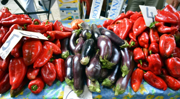 Tržnice su prepune voća i povrća, koje samo čeka da ga netko pojede!