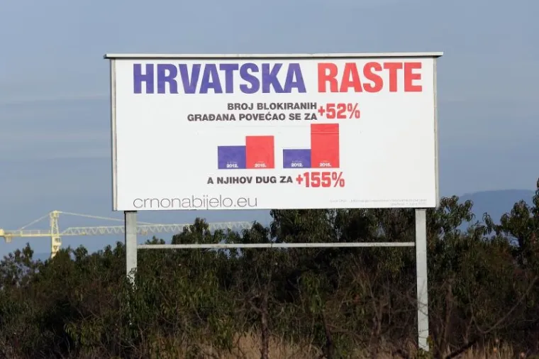 Predizborni plakati Hrvatska raste na Sisačkoj cesti prije ulaza u Staro Ćiće. Na plakate s potpisom građanske inicijative crnonabijelo.eu reagirao je i SDP koji smatra kako se baratanjem takvim statistikama i brojkama "pokopava" SDP-ova koalicija Hrvatska raste te vjeruju da iza plakata u stvari stoji HDZ. Ako je SDP-ova pretpostavka točna, onda se HDZ okrenuo prokušanom oružju negativističke kampanje kakvu su vodili uoči izbora 2007.