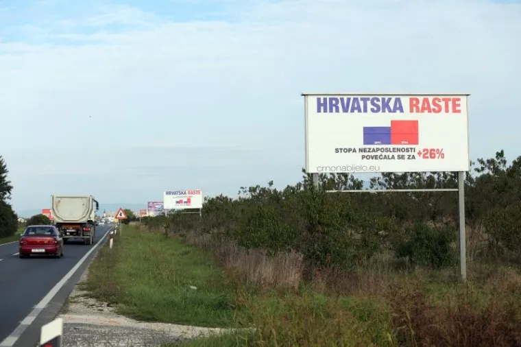 Predizborni plakati Hrvatska raste na Sisačkoj cesti prije ulaza u Staro Ćiće. Na plakate s potpisom građanske inicijative crnonabijelo.eu reagirao je i SDP koji smatra kako se baratanjem takvim statistikama i brojkama "pokopava" SDP-ova koalicija Hrvatska raste te vjeruju da iza plakata u stvari stoji HDZ. Ako je SDP-ova pretpostavka točna, onda se HDZ okrenuo prokušanom oružju negativističke kampanje kakvu su vodili uoči izbora 2007.