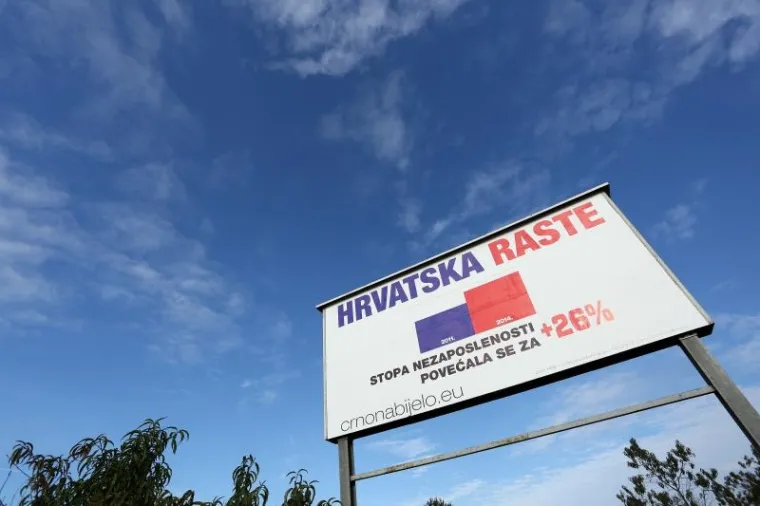 Predizborni plakati Hrvatska raste na Sisačkoj cesti prije ulaza u Staro Ćiće. Na plakate s potpisom građanske inicijative crnonabijelo.eu reagirao je i SDP koji smatra kako se baratanjem takvim statistikama i brojkama "pokopava" SDP-ova koalicija Hrvatska raste te vjeruju da iza plakata u stvari stoji HDZ. Ako je SDP-ova pretpostavka točna, onda se HDZ okrenuo proku&scaron;anom oružju negativističke kampanje kakvu su vodili uoči izbora 2007.