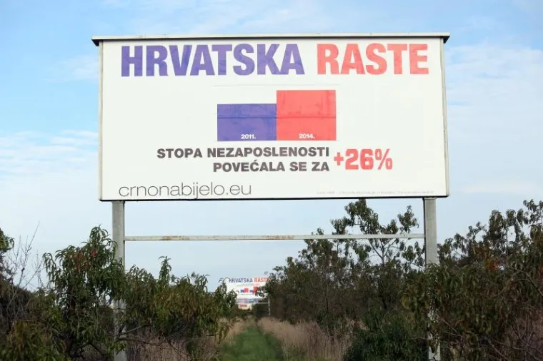 Predizborni plakati Hrvatska raste na Sisačkoj cesti prije ulaza u Staro Ćiće. Na plakate s potpisom građanske inicijative crnonabijelo.eu reagirao je i SDP koji smatra kako se baratanjem takvim statistikama i brojkama "pokopava" SDP-ova koalicija Hrvatska raste te vjeruju da iza plakata u stvari stoji HDZ. Ako je SDP-ova pretpostavka točna, onda se HDZ okrenuo proku&scaron;anom oružju negativističke kampanje kakvu su vodili uoči izbora 2007.