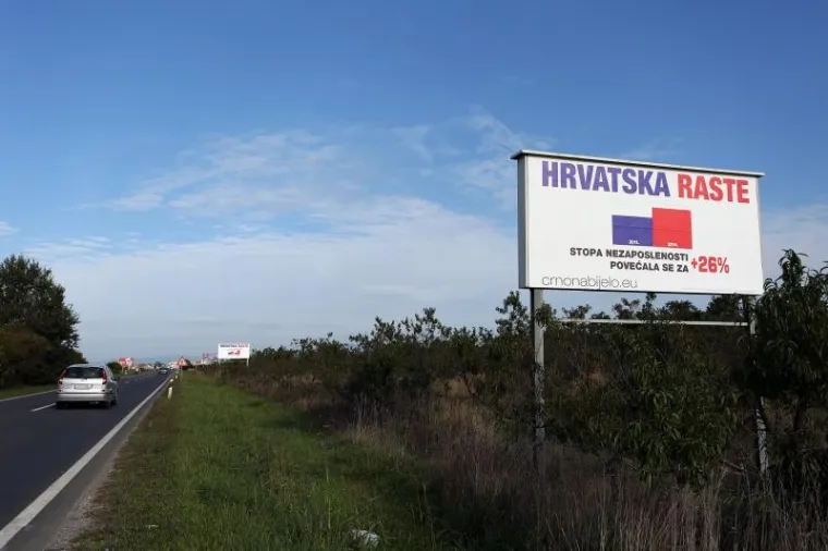 Predizborni plakati Hrvatska raste na Sisačkoj cesti prije ulaza u Staro Ćiće. Na plakate s potpisom građanske inicijative crnonabijelo.eu reagirao je i SDP koji smatra kako se baratanjem takvim statistikama i brojkama "pokopava" SDP-ova koalicija Hrvatska raste te vjeruju da iza plakata u stvari stoji HDZ. Ako je SDP-ova pretpostavka točna, onda se HDZ okrenuo proku&scaron;anom oružju negativističke kampanje kakvu su vodili uoči izbora 2007.