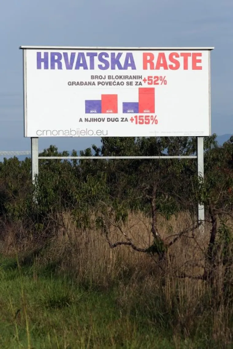 Predizborni plakati Hrvatska raste na Sisačkoj cesti prije ulaza u Staro Ćiće. Na plakate s potpisom građanske inicijative crnonabijelo.eu reagirao je i SDP koji smatra kako se baratanjem takvim statistikama i brojkama "pokopava" SDP-ova koalicija Hrvatska raste te vjeruju da iza plakata u stvari stoji HDZ. Ako je SDP-ova pretpostavka točna, onda se HDZ okrenuo proku&scaron;anom oružju negativističke kampanje kakvu su vodili uoči izbora 2007.