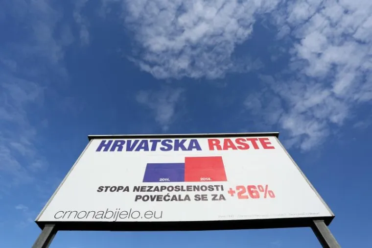 Predizborni plakati Hrvatska raste na Sisačkoj cesti prije ulaza u Staro Ćiće. Na plakate s potpisom građanske inicijative crnonabijelo.eu reagirao je i SDP koji smatra kako se baratanjem takvim statistikama i brojkama "pokopava" SDP-ova koalicija Hrvatska raste te vjeruju da iza plakata u stvari stoji HDZ. Ako je SDP-ova pretpostavka točna, onda se HDZ okrenuo proku&scaron;anom oružju negativističke kampanje kakvu su vodili uoči izbora 2007.