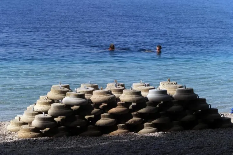 Početak listopada na makarskoj plaži. Nakon ljetnih gužvi došlo je vrijeme kada su temperature mora više od onih vani. Vrijeme je to za ugodno kupanje i sunčanje u miru bez vike i galame kao što je u četvrtak bilo na makarskoj velikoj plaži.