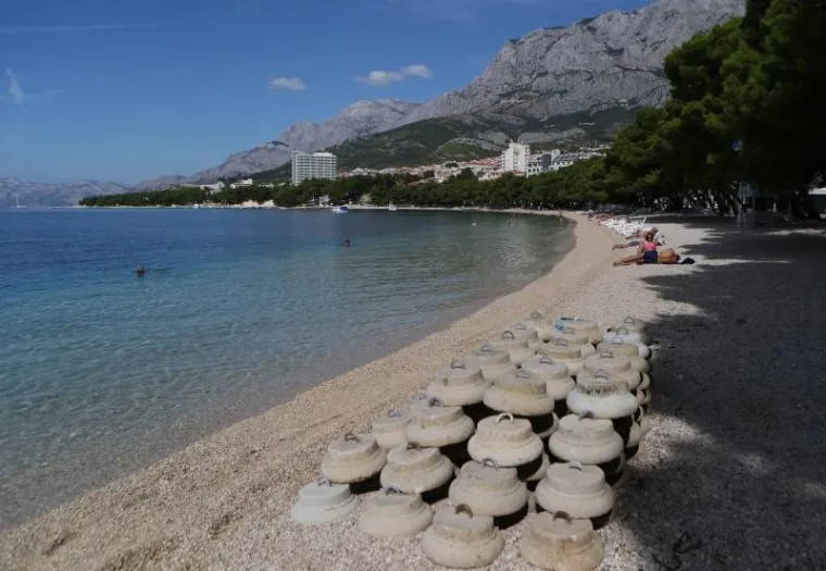Početak listopada na makarskoj plaži. Nakon ljetnih gužvi došlo je vrijeme kada su temperature mora više od onih vani. Vrijeme je to za ugodno kupanje i sunčanje u miru bez vike i galame kao što je u četvrtak bilo na makarskoj velikoj plaži.