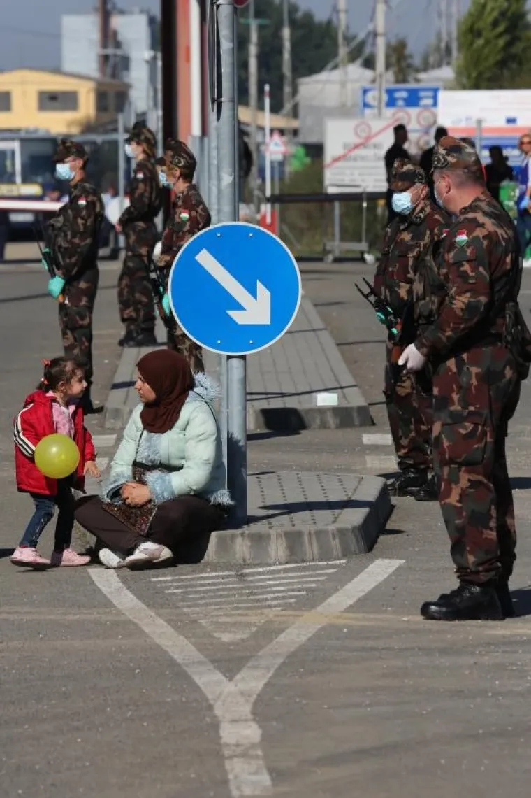 Unatoč najavama da će mađarske vlasti zatvoriti granicu s Hrvatskom, autobusi s izbjeglicama iz kampa u Opatovcu i dalje u nedjelju normalno dolaze na granični prijelaz gdje ih preuzimaju Mađari. Na granici međutim izbjeglice među kojima su i žene i djeca dočekuju s dugim cijevima i uz podr&scaron;ku oklopnih vozila.