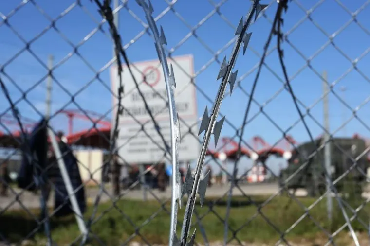 Unatoč najavama da će mađarske vlasti zatvoriti granicu s Hrvatskom, autobusi s izbjeglicama iz kampa u Opatovcu i dalje u nedjelju normalno dolaze na granični prijelaz gdje ih preuzimaju Mađari. Na granici međutim izbjeglice među kojima su i žene i djeca dočekuju s dugim cijevima i uz podr&scaron;ku oklopnih vozila.
