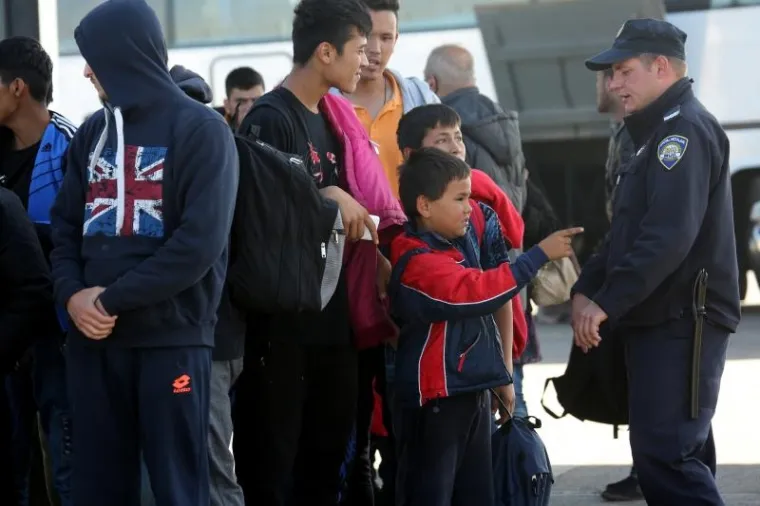 Unatoč najavama da će mađarske vlasti zatvoriti granicu s Hrvatskom, autobusi s izbjeglicama iz kampa u Opatovcu i dalje u nedjelju normalno dolaze na granični prijelaz gdje ih preuzimaju Mađari. Na granici međutim izbjeglice među kojima su i žene i djeca dočekuju s dugim cijevima i uz podr&scaron;ku oklopnih vozila.