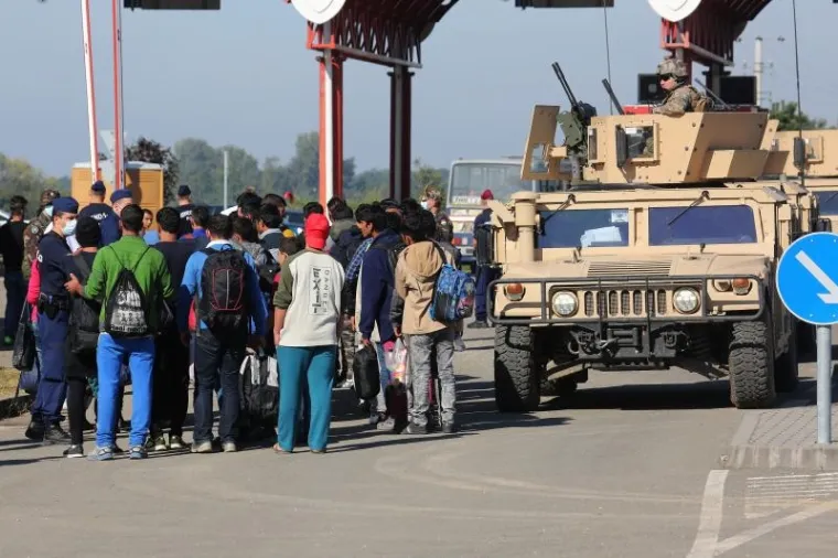 Unatoč najavama da će mađarske vlasti zatvoriti granicu s Hrvatskom, autobusi s izbjeglicama iz kampa u Opatovcu i dalje u nedjelju normalno dolaze na granični prijelaz gdje ih preuzimaju Mađari. Na granici međutim izbjeglice među kojima su i žene i djeca dočekuju s dugim cijevima i uz podr&scaron;ku oklopnih vozila.