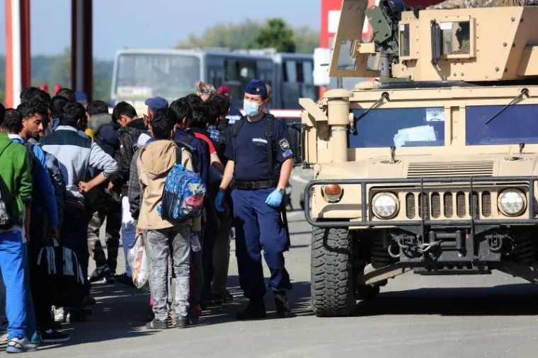 Unatoč najavama da će mađarske vlasti zatvoriti granicu s Hrvatskom, autobusi s izbjeglicama iz kampa u Opatovcu i dalje u nedjelju normalno dolaze na granični prijelaz gdje ih preuzimaju Mađari. Na granici međutim izbjeglice među kojima su i žene i djeca dočekuju s dugim cijevima i uz podr&scaron;ku oklopnih vozila.