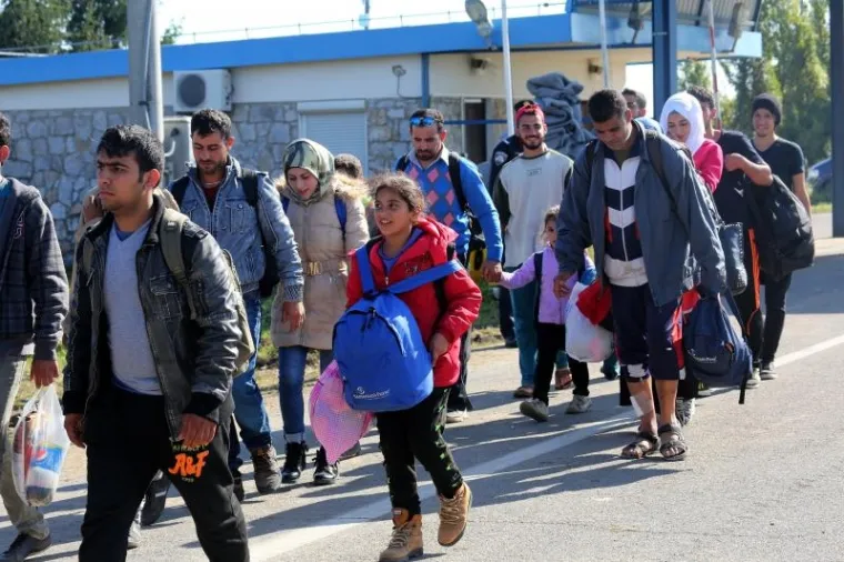 Unatoč najavama da će mađarske vlasti zatvoriti granicu s Hrvatskom, autobusi s izbjeglicama iz kampa u Opatovcu i dalje u nedjelju normalno dolaze na granični prijelaz gdje ih preuzimaju Mađari. Na granici međutim izbjeglice među kojima su i žene i djeca dočekuju s dugim cijevima i uz podr&scaron;ku oklopnih vozila.