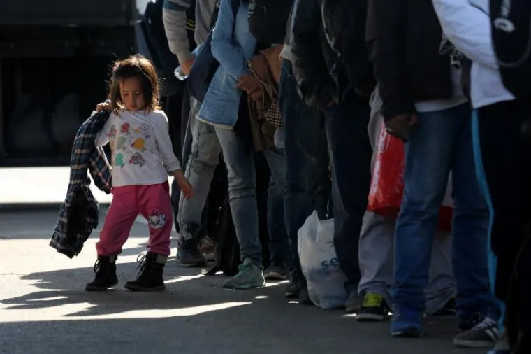 Unatoč najavama da će mađarske vlasti zatvoriti granicu s Hrvatskom, autobusi s izbjeglicama iz kampa u Opatovcu i dalje u nedjelju normalno dolaze na granični prijelaz gdje ih preuzimaju Mađari. Na granici međutim izbjeglice među kojima su i žene i djeca dočekuju s dugim cijevima i uz podr&scaron;ku oklopnih vozila.