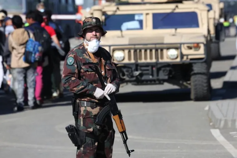 Unatoč najavama da će mađarske vlasti zatvoriti granicu s Hrvatskom, autobusi s izbjeglicama iz kampa u Opatovcu i dalje u nedjelju normalno dolaze na granični prijelaz gdje ih preuzimaju Mađari. Na granici međutim izbjeglice među kojima su i žene i djeca dočekuju s dugim cijevima i uz podr&scaron;ku oklopnih vozila.