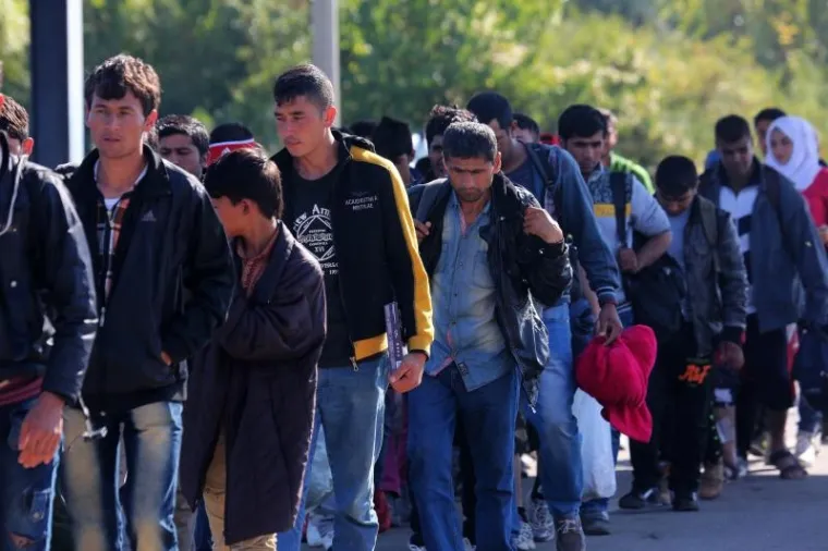 SRAMOTNO: Pogledajte kako Mađari dočekuju izbjeglice