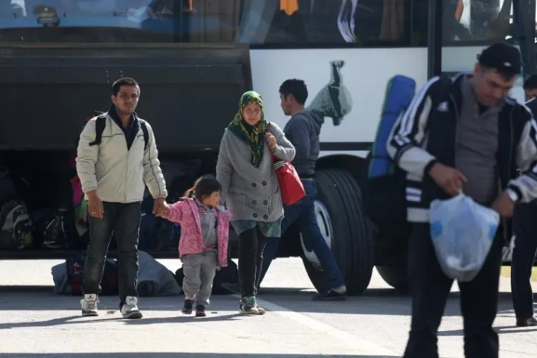 Unatoč najavama da će mađarske vlasti zatvoriti granicu s Hrvatskom, autobusi s izbjeglicama iz kampa u Opatovcu i dalje u nedjelju normalno dolaze na granični prijelaz gdje ih preuzimaju Mađari. Na granici međutim izbjeglice među kojima su i žene i djeca dočekuju s dugim cijevima i uz podr&scaron;ku oklopnih vozila.